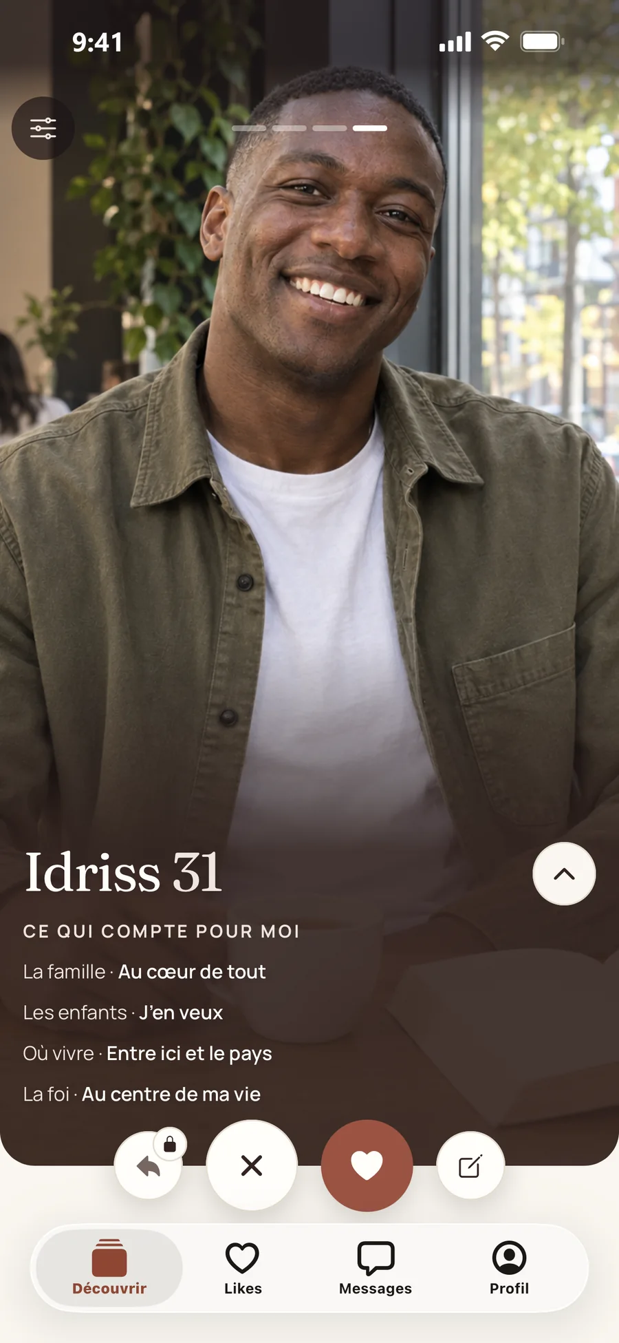 Écran Découvrir de Nayalio : la carte d’Idriss, 31 ans, et ce qui compte pour lui. La famille : au cœur de tout. Les enfants : il en veut. Où vivre : entre ici et le pays. La foi : au centre de sa vie.